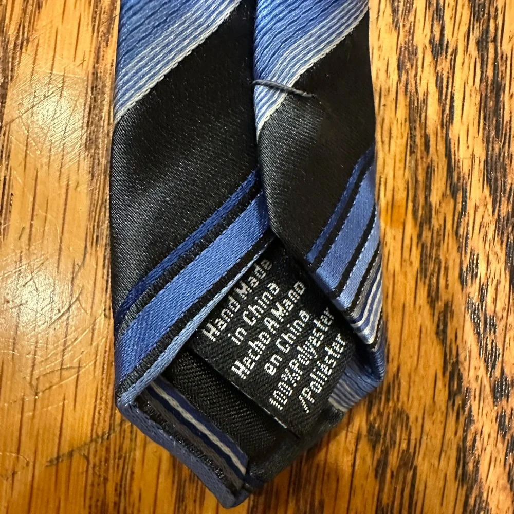 DOCKERS YOUTH BLUE STRIPED NECKTIE AND JEFFERIES BLACK SOCKS (SHOE SIZE 6-9)